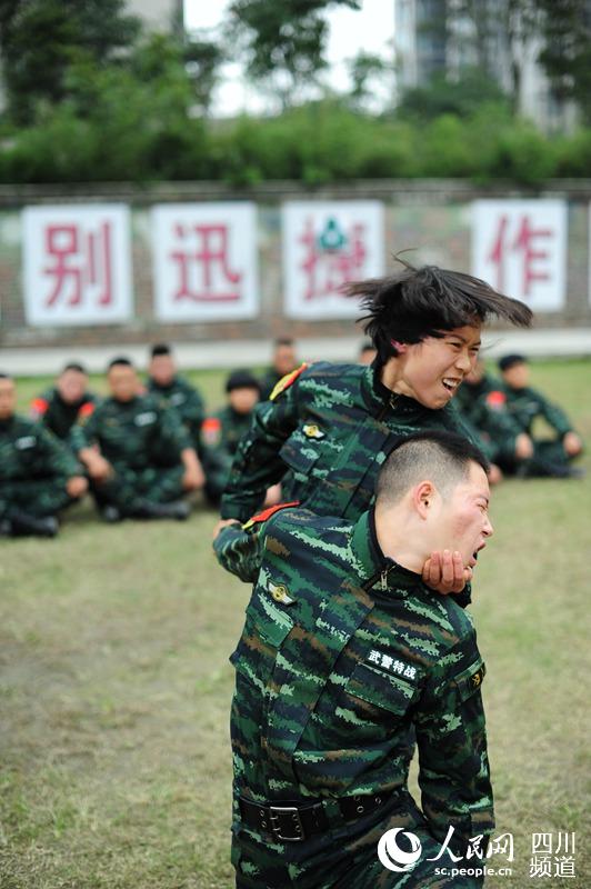 武警四川總隊(duì)女子特警隊(duì)老兵最后一次進(jìn)行擒敵訓(xùn)練。（圖片由四川武警涼山支提供）