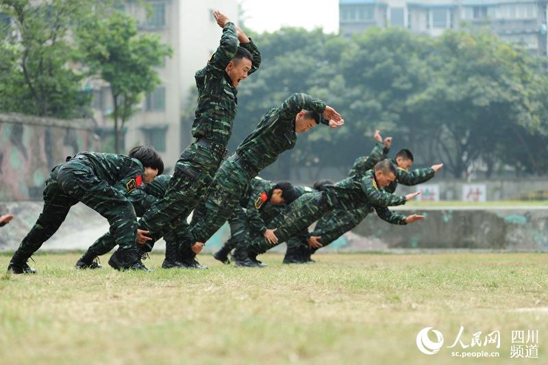 訓(xùn)練場(chǎng)上，與男兵一比高低。（圖片由四川武警涼山支提供）