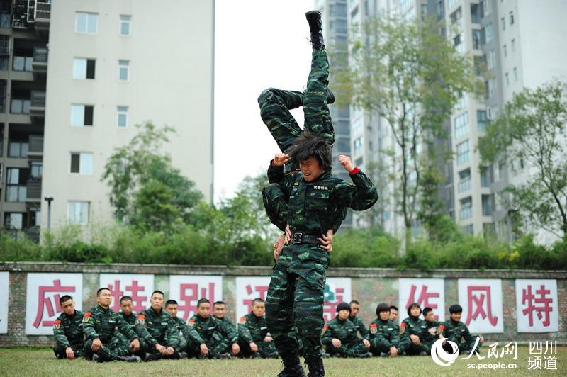 訓(xùn)練場(chǎng)上的警營(yíng)女兵。（圖片由四川武警涼山支提供）