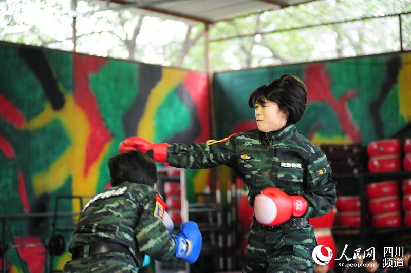 對(duì)抗賽，打出不一樣的風(fēng)采。（圖片由四川武警涼山支提供）
