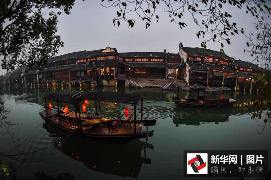 12月15日，烏鎮(zhèn)西柵呈現(xiàn)美麗的夜色。