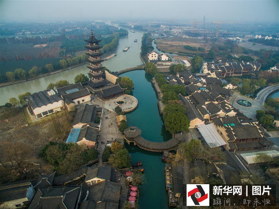 這是12月8日航拍的烏鎮(zhèn)西柵景區(qū)的古鎮(zhèn)風貌。