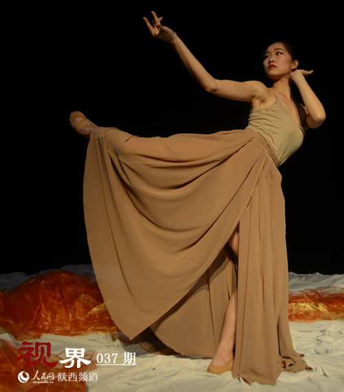 倩影曼妙，舞姿婀娜。舞者用律動(dòng)、造型，賦予生命的原始躁動(dòng)以節(jié)奏秩序，使之化為一種情調(diào)，可洞若觀火地呈現(xiàn)。