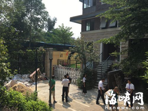 別墅院子外裝上了電子開閉門，室內也鋪好了人造草坪