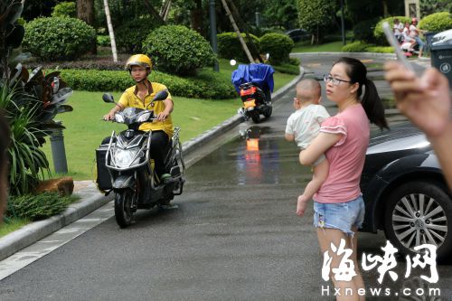 男童被撞身亡后，送外賣、快遞的電動車昨仍頻頻進入該小區(qū)