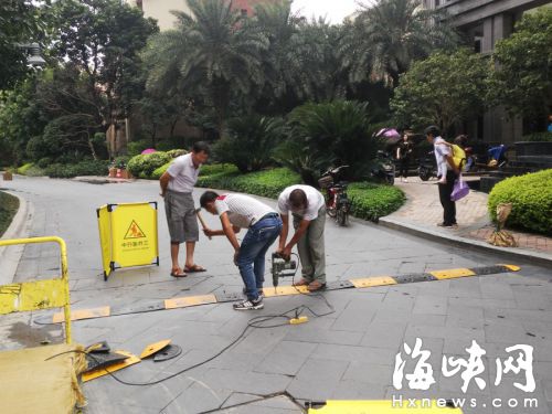 男童被撞亡后，該小區(qū)開始在通道上加裝減速帶