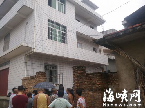 母女當時住在二樓，雙雙被砍死在二樓門口 