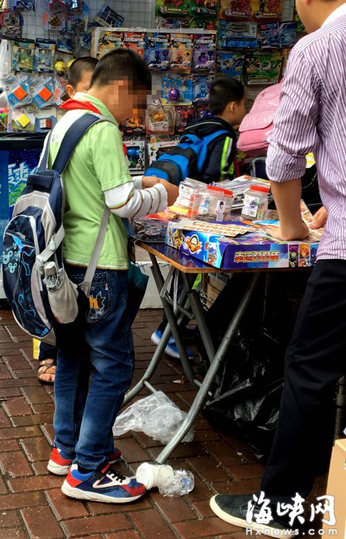 文具店內(nèi)，小學(xué)生扎堆買山寨“彩票”