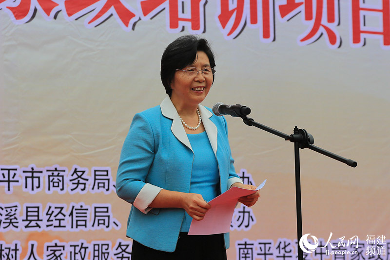 福建省婦聯(lián)黨組成員、副主席李鳳鳴在啟動(dòng)儀式上致辭 鄒家驊攝