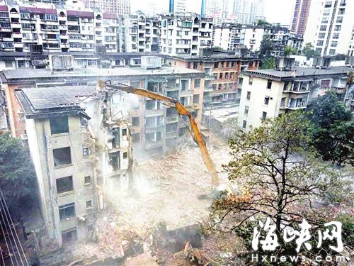 因防塵措施不到位，舊的閩運(yùn)公司宿舍拆遷，粉塵特別大