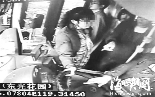 視頻監(jiān)控顯示，女乘客抓住公交車方向盤