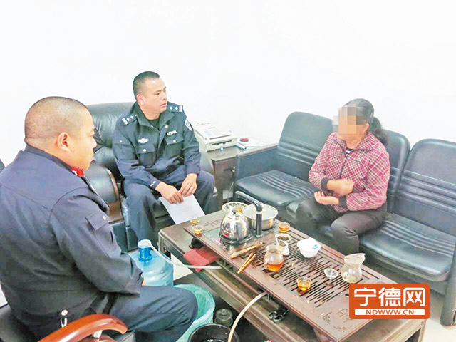 男孩的母親前來致謝。