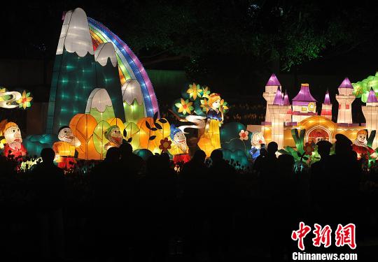 2月7日晚，福州市民在觀賞白雪公主和七個(gè)小矮人彩燈?！埍蟆z