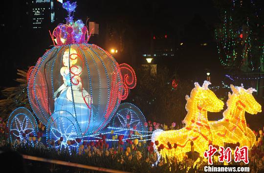 2月7日晚，福州溫泉公園白雪公主彩坐馬車彩燈吸引了眾多市民前來觀賞?！埍蟆z