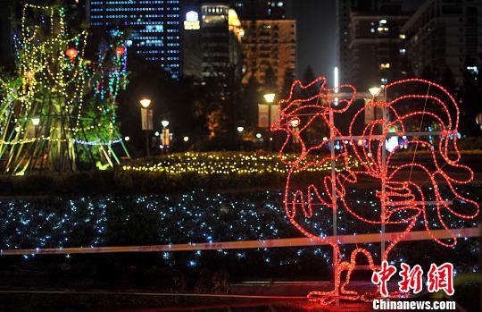 2月7日晚，福州溫泉公園里各種彩燈將公園裝扮的流光溢彩。　張斌　攝