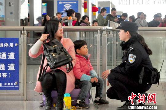 針對攜帶兒童獨自出行的女性乘客，公安民警開展出行安全知識宣傳?！钦鳌z