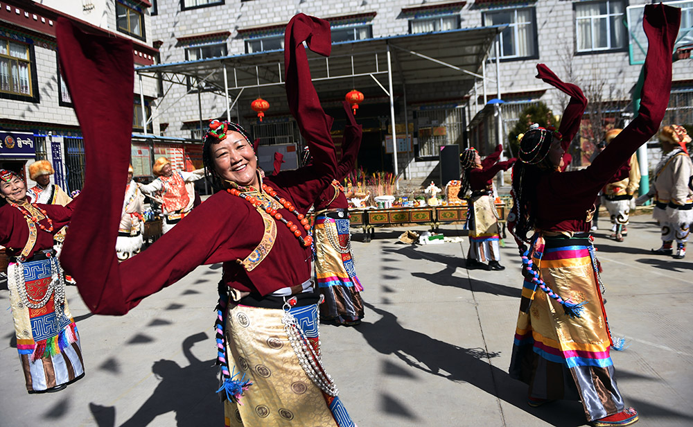 2月27日，拉薩市城關(guān)區(qū)阿壩林卡社區(qū)老年文藝隊(duì)表演舞蹈。