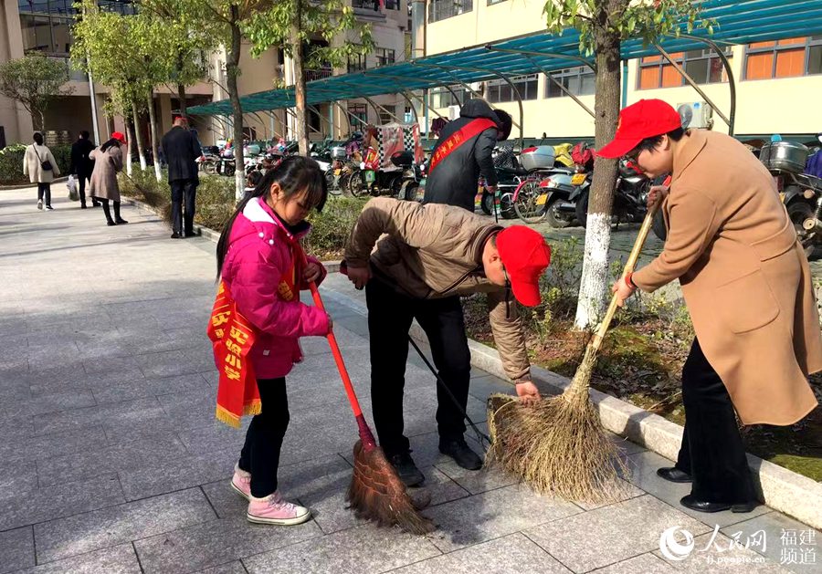   “學(xué)雷鋒”：邵武市通泰街道三里亭社區(qū)等舉辦“弘揚(yáng)雷鋒精神 爭(zhēng)做時(shí)代新人”活動(dòng)。楊若涵攝