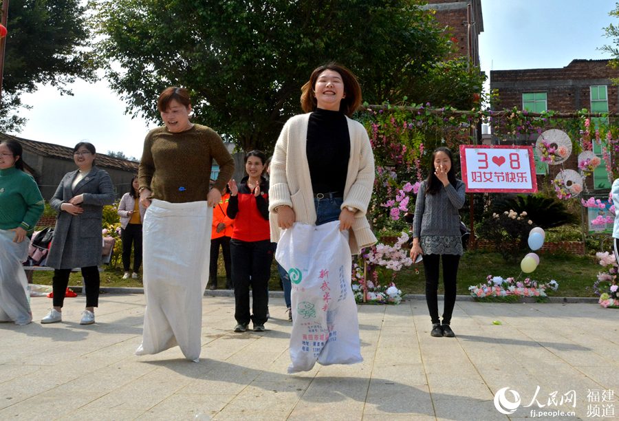  “迎三八”：泉州市泉港區(qū)的女干部在開展戶外拓展活動(dòng)。林弘梫攝